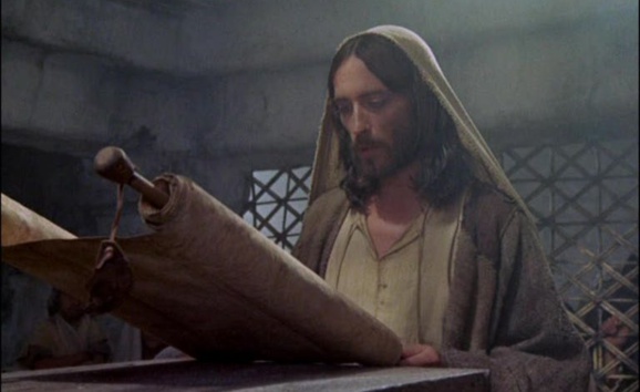 Image de Jésus faisant la lecture de la Parole de Dieu dans la synagogue de Nazareth tirée du film Jésus de Nazareth de Franco Zeffirelli (Crédit photo : Carrefour Kairos) Image de Jésus faisant la lecture de la Parole de Dieu dans la synagogue de Nazareth tirée du film Jésus de Nazareth de Franco Zeffirelli (Crédit photo : Carrefour Kairos)