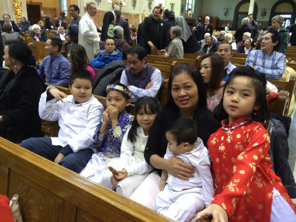 Une partie de la foule où il avait de nombreux enfants qui se prépare à la messe de la Fête interculturelle de Québec le 10 janvier 2016 (Crédits photo : H. Giguère)