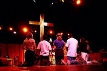 Croix avec des jeunes en adoration