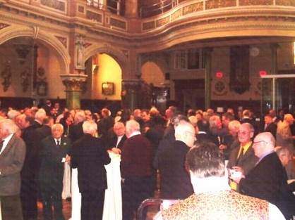 Vue d'ensemble des participants lors du repas à la Chapelle extérieure