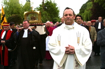 L'abbé Denis Bélanger lors du Grand Pardon de St-Yves à Tréguier en Bretagne en 2003