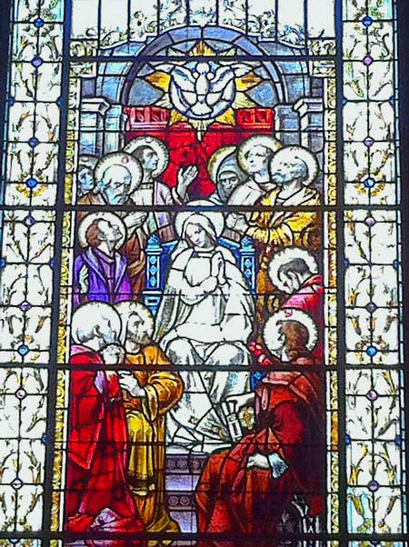 Vitrail « La vierge au milieu des apôtres à la Pentecôte » à la Basilique-cathédrale Notre-Dame de Québec (Crédits photo : H. Giguère) Vitrail « La vierge au milieu des apôtres à la Pentecôte » à la Basilique-cathédrale Notre-Dame de Québec (Crédits photo : H. Giguère)