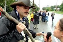 L`abbé Julien Guillot sur les pas des trois premiers compagnons : Ignace de Loyola, François Xavier et Pierre Favre lors du pèlerinage ignatien sur la Côte de Beaupré à Québec les 19 et 20 août 2006