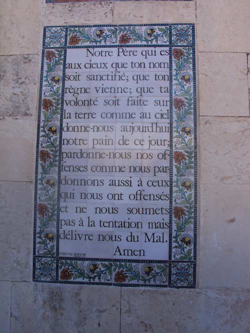 L’Église du Pater Noster est un édifice situé le mont de l'Ascension, à Jérusalem-Est, en Terre sainte et dans le cloître des carmélites adjacent on trouve le Pater Noster reproduit sur des plaques en plus de 150 langues (Crédits photo : H. Giguère). L’Église du Pater Noster est un édifice situé le mont de l'Ascension, à Jérusalem-Est, en Terre sainte et dans le cloître des carmélites adjacent on trouve le Pater Noster reproduit sur des plaques en plus de 150 langues (Crédits photo : H. Giguère).
