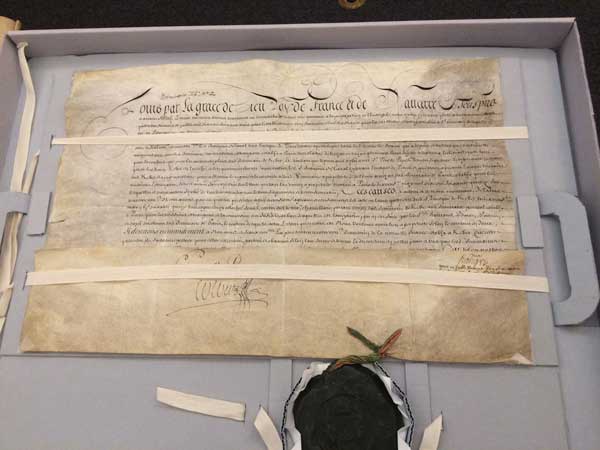 Les lettres patentes du roi Louis XIV confirmant en 1676 l'union du Séminaire de Québec avec le Séminaire des Missions Étrangères des Paris qui existait depuis 1665  (Crédits photo : H. Giguère)