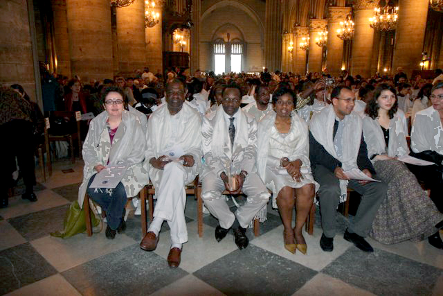 Dimanche "in albis" 19 avril 2009 où  les 311 nouveaux baptisés pendant la nuit de Pâques dans le diocèse de Paris ont assisté à la messe célébrée à Notre-Dame de Paris par le cardinal André Vingt-Trois, revêtus de leur vêtement blanc. (Domaine public)