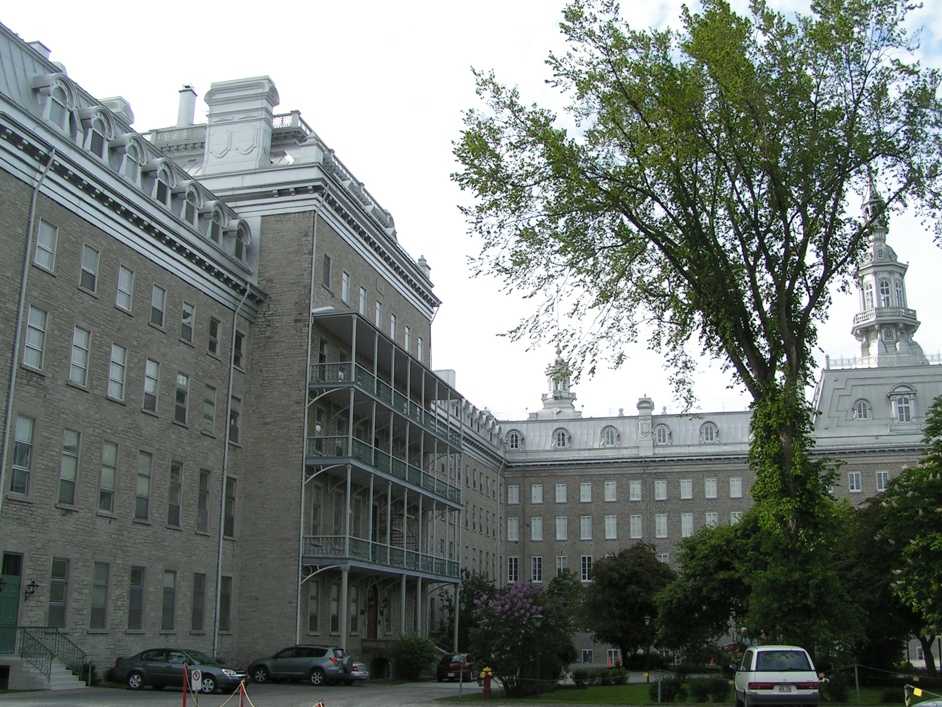À gauche le Pavillon Jean-Olivier-Briand du Séminaire de Québec (Crédits photo : H. Giguère)