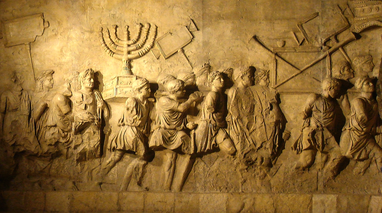 Arc de Triomphe de Titus sur la destruction de Jérusalem en l'an 70 montrant la prise de la Menorah par les romains (Crédit photo : copie au Beth Hatefutsoth reproduite via Wikimedia Commons)