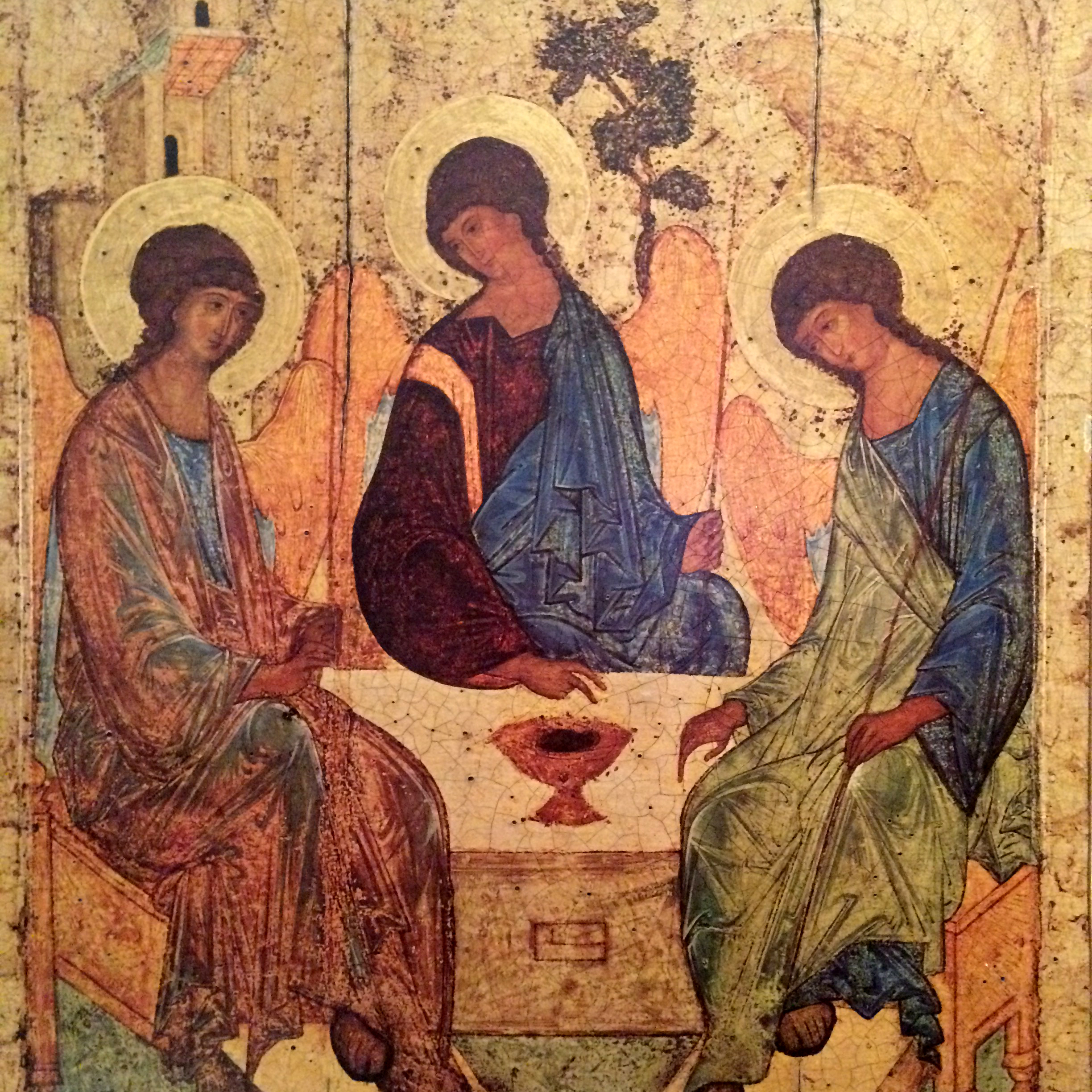 Icône russe de la Trinité  peinte par Andreï Roublev entre 1410 et 1427 et écrite à partir de la rencontre d'Abraham avec Dieu sous forme de trois anges au chêne de Mambré que l'on voit dans le fond (Genèse 18, 1 ss). (Crédits photo : H. Giguère)