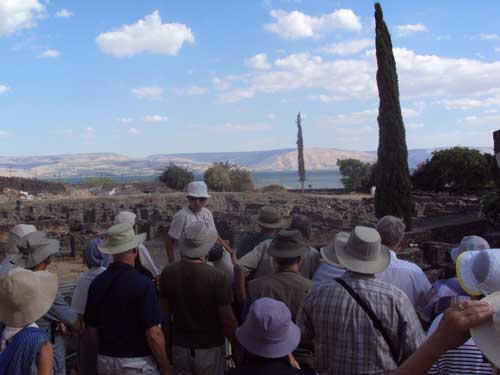 Pèlerins de la Carvane biblique 2013 aur le site de la synagogue de Capharnaüm (Photo 23 octobre 2013 H.Giguère)