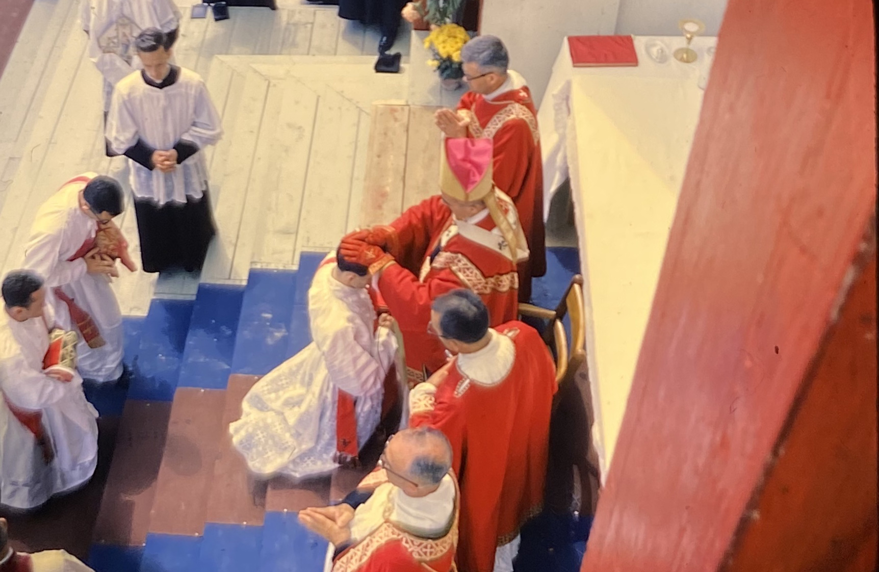 L'imposition des mains par le cardinal Maurice Roy lors de l'ordination presbytérale de Mgr Hermann Giguère le 1 juillet 1962 (Crédits photo : Roland Vachon, photographe)