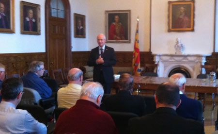 Monsieur le chanoine Jacques Roberge, supérieur général, s'adressant aux prêtres du Séminaire de Québec lors de la journée de ressourcement du 31 octobre 2014 (Crédits photo H. Giguère).. Monsieur le chanoine Jacques Roberge, supérieur général, s'adressant aux prêtres du Séminaire de Québec lors de la journée de ressourcement du 31 octobre 2014 (Crédits photo H. Giguère)..