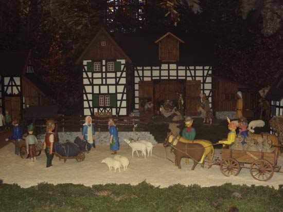 Crèche allemande avec les personnages de la vie quotidienne en la Basilique de l'Abbaye de Steinfeld en Allemagne où est le tombeau de saint Hermann Joseph (1150-1241) (Crédits photo Hermann Giguère)