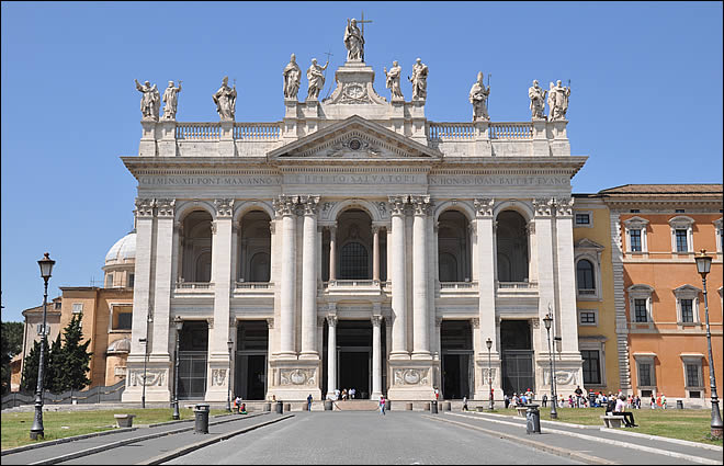 Façade de la basilique saint Jean de Latran à Rome