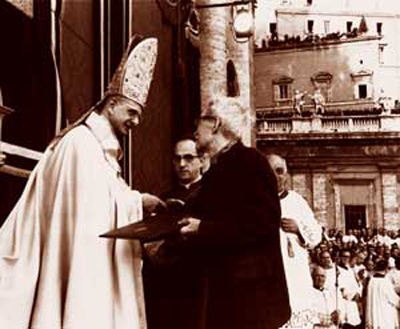Le pape Paul VI remettant le message aux hommes de pensée et de science au philosophe Jacques Maritain le 8 décembre 1965.