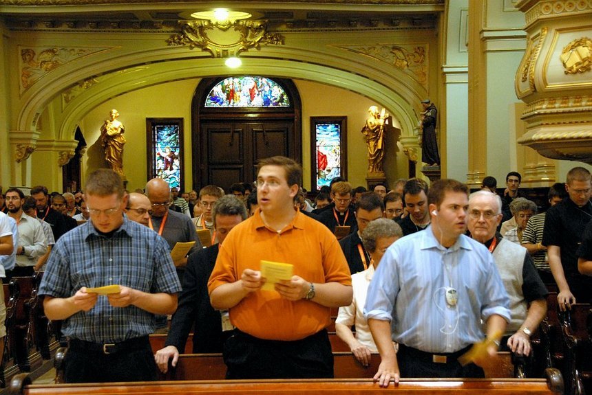 Les séminaristes présents au 49e Congrès eucharistique international de Québec réunis à la Cathédrale