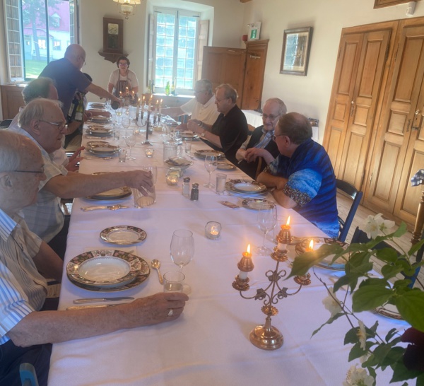 Repas de fête à Petit Cap (Crédits photo :  H. Giguère)