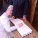 Banquet 350e 14 avril 2013 Soeur Lise Tanguay, supérieure du monastère des Augustines de l'Hôtel-Dieu de Québec signant le Livre d'Or des Fêtes du 350e