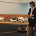 Madame Katy Tari  des MCQ devant quelques objets anciens des collections du Séminaire de Québec
