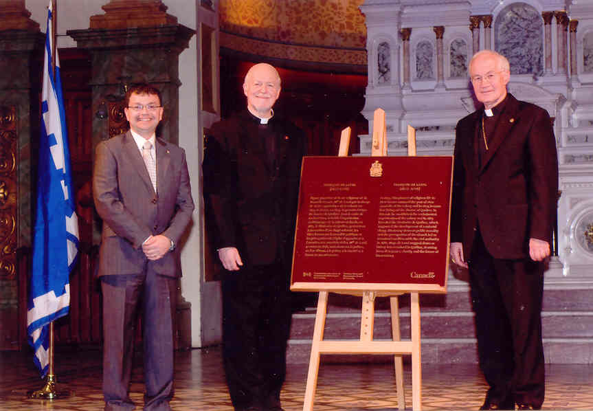 Les invités officiels au dévoilement de la plaque de Mgr de Laval de Parcs Canada le 6 mai 2008.  