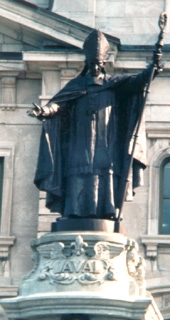 Statue du monument érigé à François de Laval en 1908