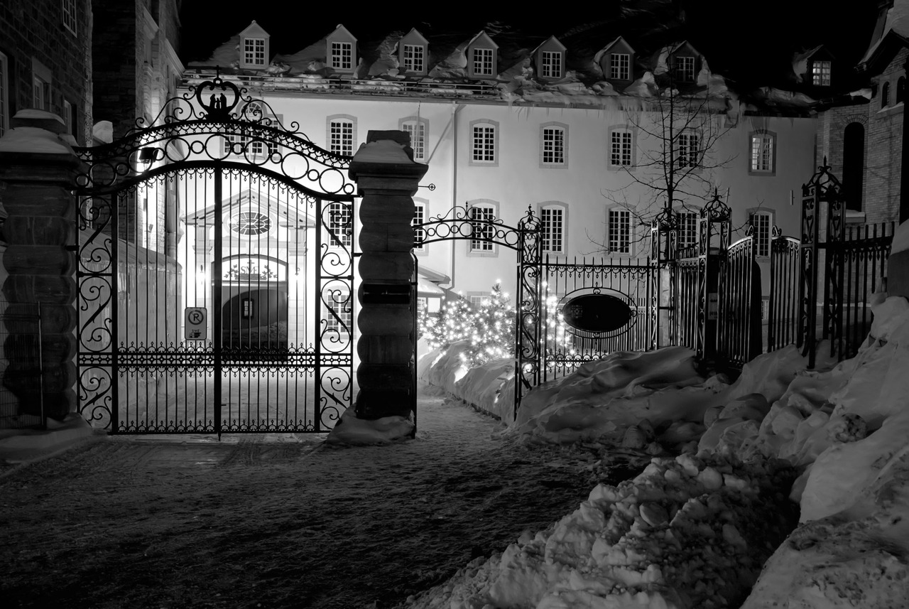 L'entrée du séminaire de Québec par une nuit d'hiver!