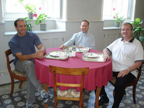 L'Éqjipe de formation et d'animation.  De gauche à droite: Éric Montambault, l'abbé Jimmy Rorigue et le recteur, l'abbé André gagné.