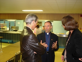 Mgr Gilles Lemay, évêque auxiliaire de Québec et répondant du Petit Séminaire diocésain de Québec en conversation avec des parents