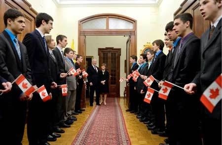 Le groupe des jeunes petits séminaristes faisant la haie d'honneur pour le gouverneur-général du Canda au Collège pontifical Canadien à Rome