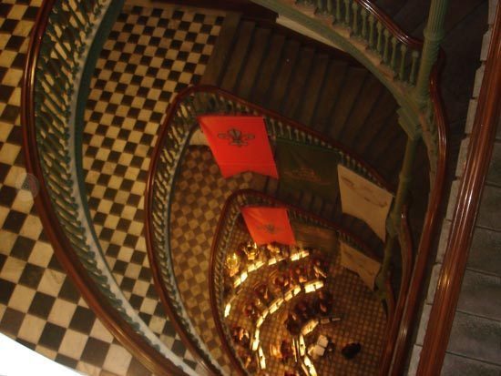 Le lobby du Pavillon Jean-Olivier-Briand du Sémianire de Québec vu du Grand Escalier. Cliquez sur l'image pour voir la photo panoramique prise par Vincent Royer.