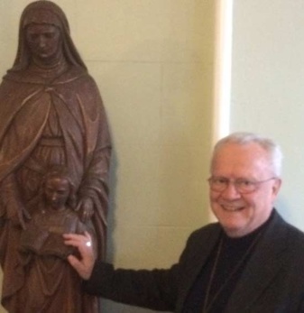 Mgr Yvon-Joseph Moreau, évêque de Ste-Anne de la Pocatière devant la statue de sainte Anne au Séminaire de Québec (Crédits photo : H. Giguère) Mgr Yvon-Joseph Moreau, évêque de Ste-Anne de la Pocatière devant la statue de sainte Anne au Séminaire de Québec (Crédits photo : H. Giguère)