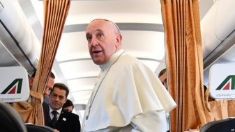 Le pape François sur l'avion à son retour de Suède le 1 novembre 2016