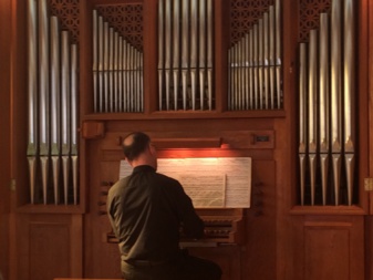 Monsieur Claude Lemieux inaugurant le nouvel orgue du Grand Séminaire de Québec (Crédits photo : H. Giguère)