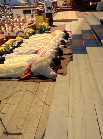 Une ordination presbytérale en plein aire dans les années 1960 à un congrès eucharistique régional.  (Crédits photo: H. Giguère)