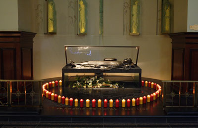 Le tombeau du bienheureux François de Laval entouré de cinquante lumières signifiant se 50 ans de vie pastorale en Nouvelle-France