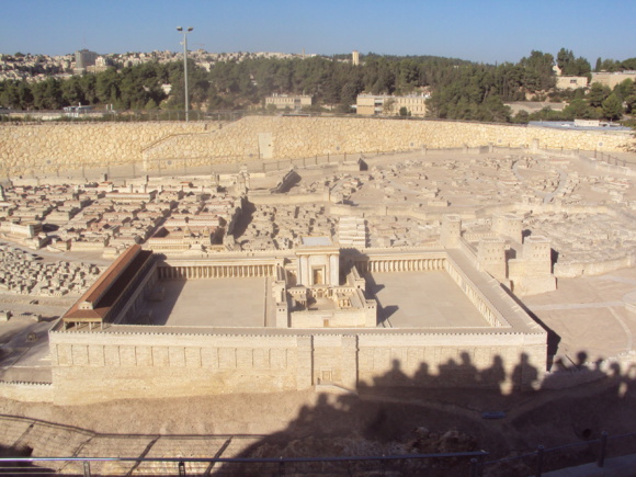 Le Temple de Jérusalem en miniature dans la reproduction de la ville de Jérusalem s’étendant sur une superficie de quelque 400 mètres carrés. Cette maquette restitue l’ancienne ville de Jérusalem telle qu’elle était à la veille de l’an 66 de l’ère chrétienne, année où éclata la Grande Révolte contre les Romains qui se solda par la destruction de la ville et du Temple. Elle se trouve dans le parc du Musée d'Israël près du Sanctuaire du Livre (Crédits photo : H. Giguère). Le Temple de Jérusalem en miniature dans la reproduction de la ville de Jérusalem s’étendant sur une superficie de quelque 400 mètres carrés. Cette maquette restitue l’ancienne ville de Jérusalem telle qu’elle était à la veille de l’an 66 de l’ère chrétienne, année où éclata la Grande Révolte contre les Romains qui se solda par la destruction de la ville et du Temple. Elle se trouve dans le parc du Musée d'Israël près du Sanctuaire du Livre (Crédits photo : H. Giguère).