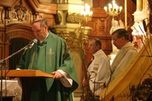 l`abbé Paul Lortie s`adressant aux participants et participantes des Retrouvailles pour la sauvegarde de l`église Saint-Jean-Baptiste à Québec le 23 octobre 2005