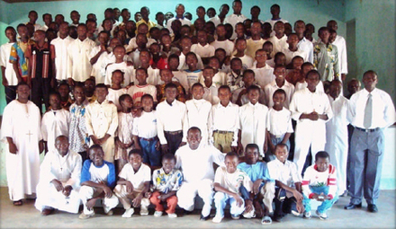 Photo des éléves et du personnel du Petit Séminaire saint Tarcisius de Diébougou pour l'année scolaire 2008-2009