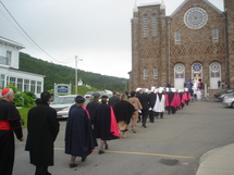 La procession vers l`église St-Michel de Percé La procession vers l`église St-Michel de Percé