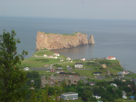 Percé vu du Mont Ste-Anne (Photo Hermann Giguère) Percé vu du Mont Ste-Anne (Photo Hermann Giguère)