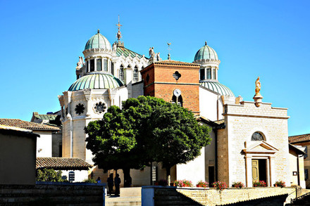 Vue de la vieille église d`Ars et du sanctuaire