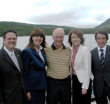 De gauche à droite : Pierre Lefrançois de la MRC, Sophie Brochu, présidente de Gaz Metro, chanoine Jacques Roberge du Séminaire, Nathalie Normandeau, vice-première ministre et Patrick Lemaire de Boralex