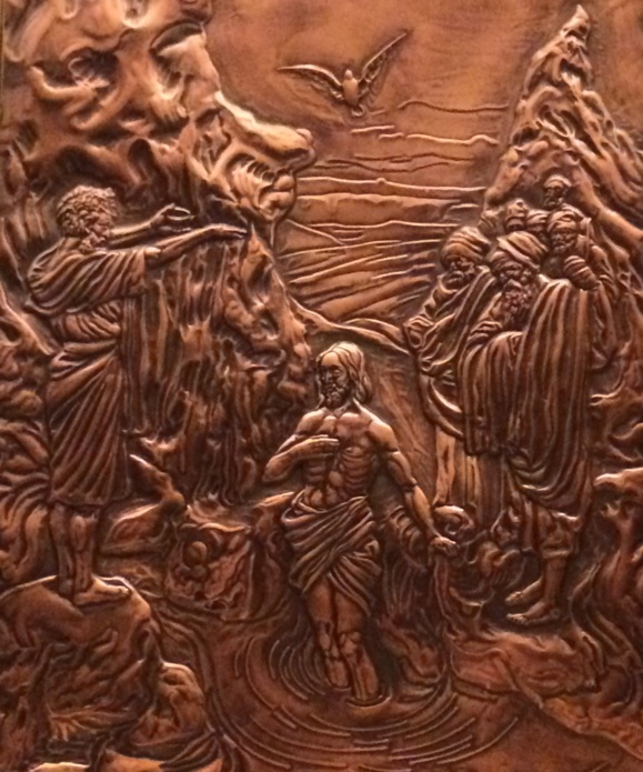 Repoussé de cuivre à l'intérieur d'une des portes de la Basilique Ste-Anne-de-Beaupré au Québec (Crédits photo : H. Giguère) Repoussé de cuivre à l'intérieur d'une des portes de la Basilique Ste-Anne-de-Beaupré au Québec (Crédits photo : H. Giguère)