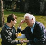 Jean Vanier avec un jeune handicapé de l`Arche, belle illustration moderne du ``Aimons-nous les uns les autres``