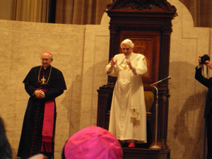 La Saint-Père saluant les congressistes avant de s`adresser à eux La Saint-Père saluant les congressistes avant de s`adresser à eux