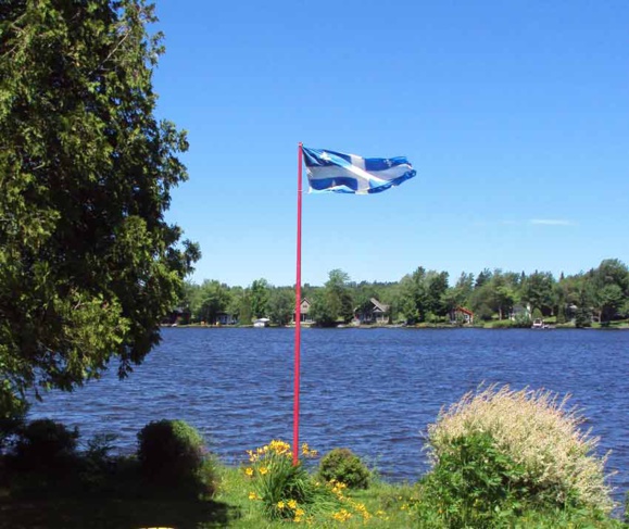 Le drapeau du Québec : croix blanche sur fond bleu avec quatre fleurs de lys (Crédits photo : H. Giguère)