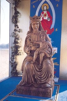 Statue de Notre Dame de Recouvrance au Mémorial de la Nouvelle-France dans l'église de Brouage, patrie de Champlain
