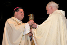 Le Supérieur général du Séminaire de Québec présente à Mgr Lacroix le calice de Mgr de Laval