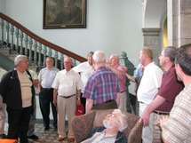 Groupe de prêtres visiteurs au pied du Grand Escalier du Pavillon Jean-Olivier-Briand du Séminaire de Québec ( Grand Séminaire et Résidence des prêtres)