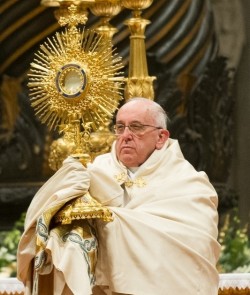 Le pape François à la procession de la Fête-Dieu à Rome qui va de la basilique Saint- Jean-de-Latran à la basilique Sainte-Marie-Majeure (Domaine public) Le pape François à la procession de la Fête-Dieu à Rome qui va de la basilique Saint- Jean-de-Latran à la basilique Sainte-Marie-Majeure (Domaine public)